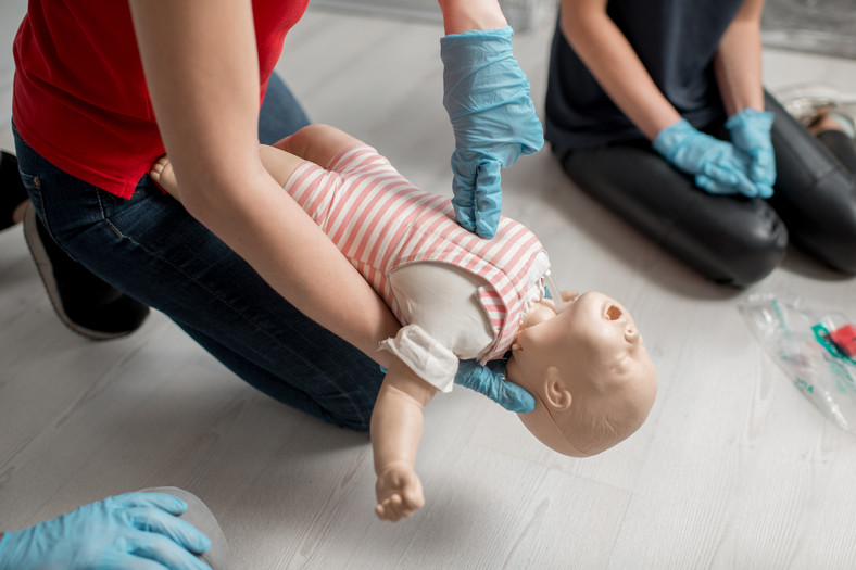 Uciskanie klatki piersiowej niemowlęcia w przypadku zakrztuszenia się