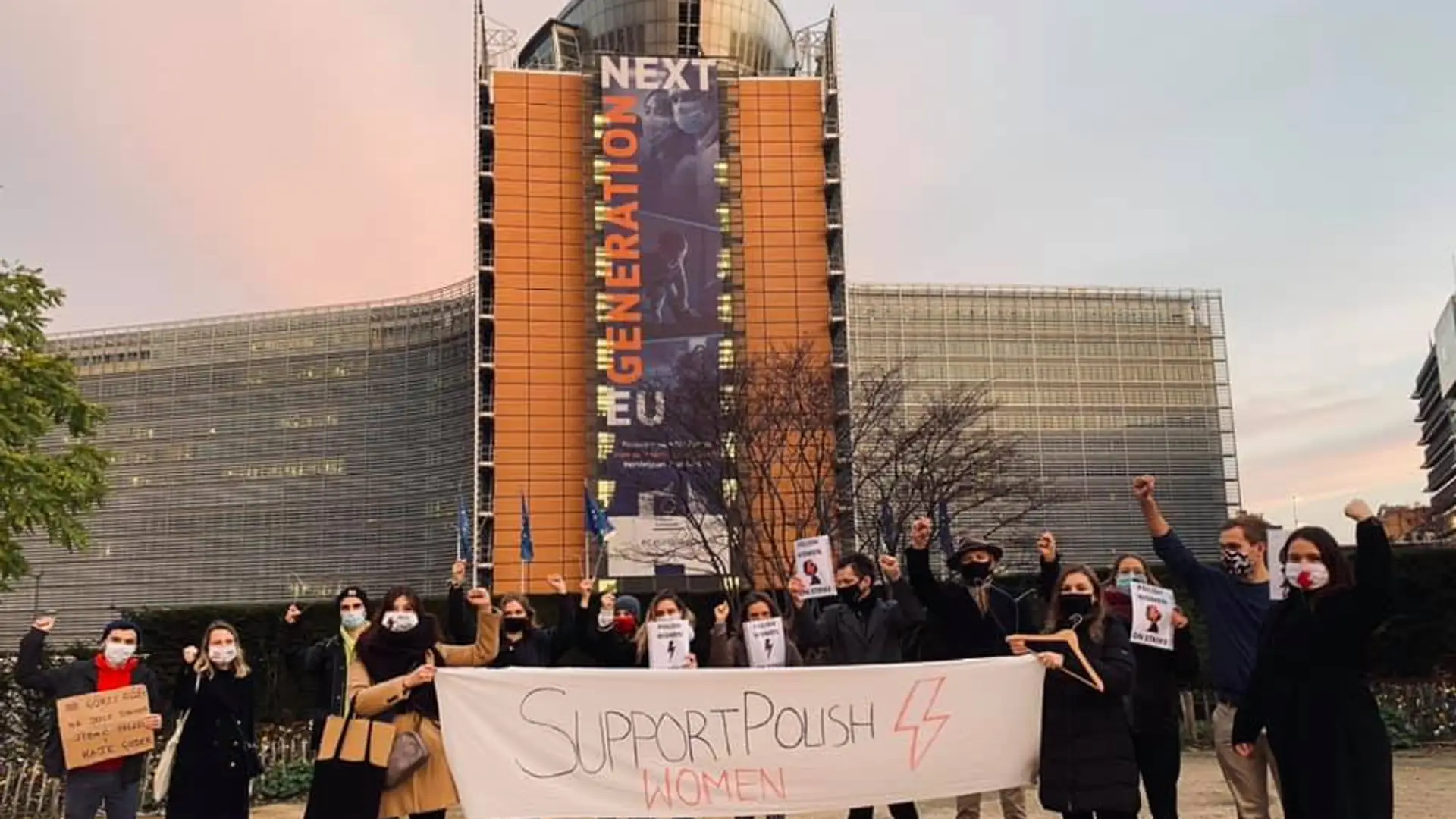 Happening w Brukseli. Rozmawiam z organizatorami. "Unia powinna walczyć o kobiety"