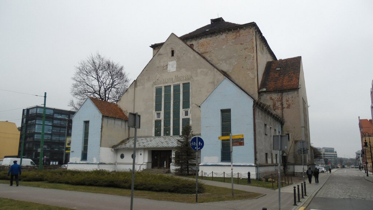 Dawna synagoga przy zbiegu ulic Stawnej i Wronieckiej w centrum Poznania ma zamienić się w hotel. Na szczycie budynku znajdzie się szklana kopuła, a wewnątrz basen i muzeum, które będzie przedstawiać historię poznańskich Żydów.