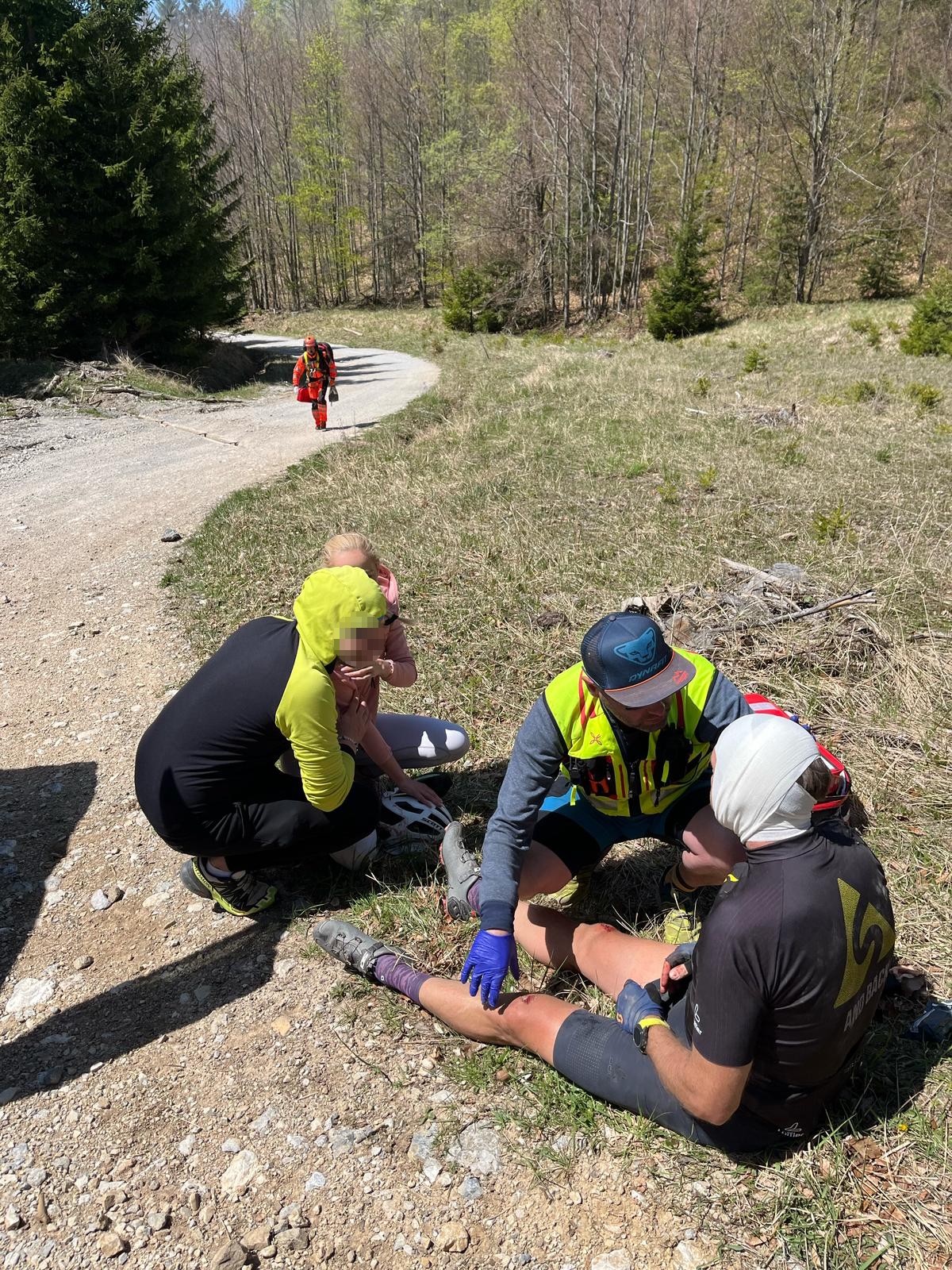 Horskí záchranári pomáhali zranenému cyklistovi.