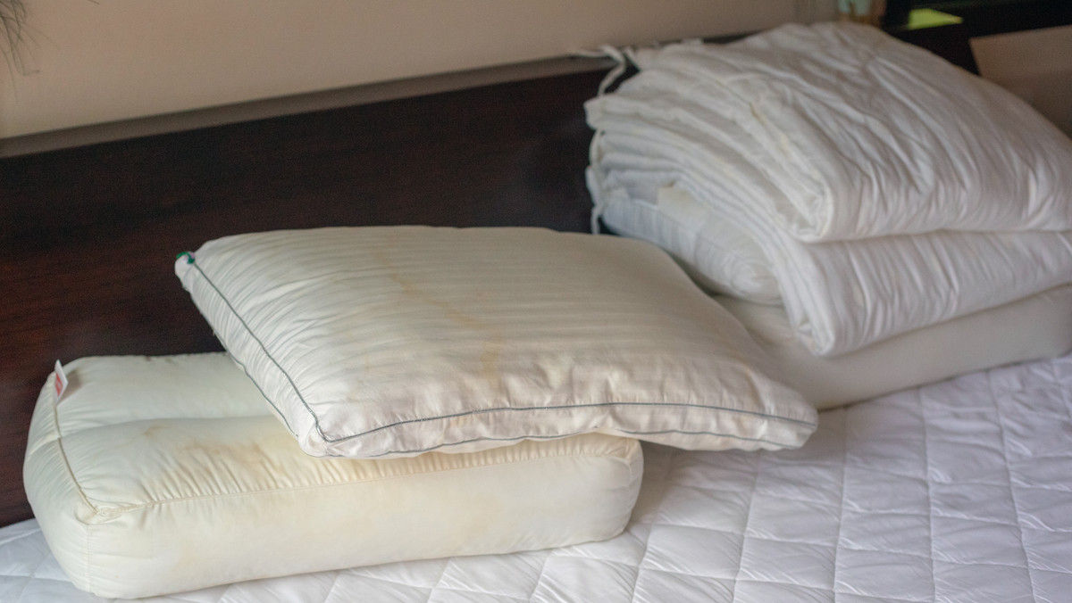 Skąd się biorą żółte plamy na poduszkach i jak je czyścić? Jest prosty sposób