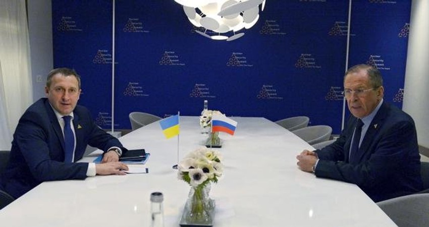 Ukrajinski ministar Andrej Deščitcja i ruski ministar Sergej Lavrov u Hagu