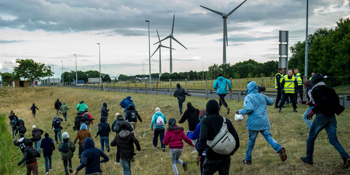 Imigranci z Afryki próbują przedostać się do Europy w Calais