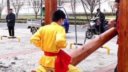 Kung Fu a legfelső szinten: Tökön vágják egy nagy rúddal ezt a férfit, meg se kottyan neki - videó
