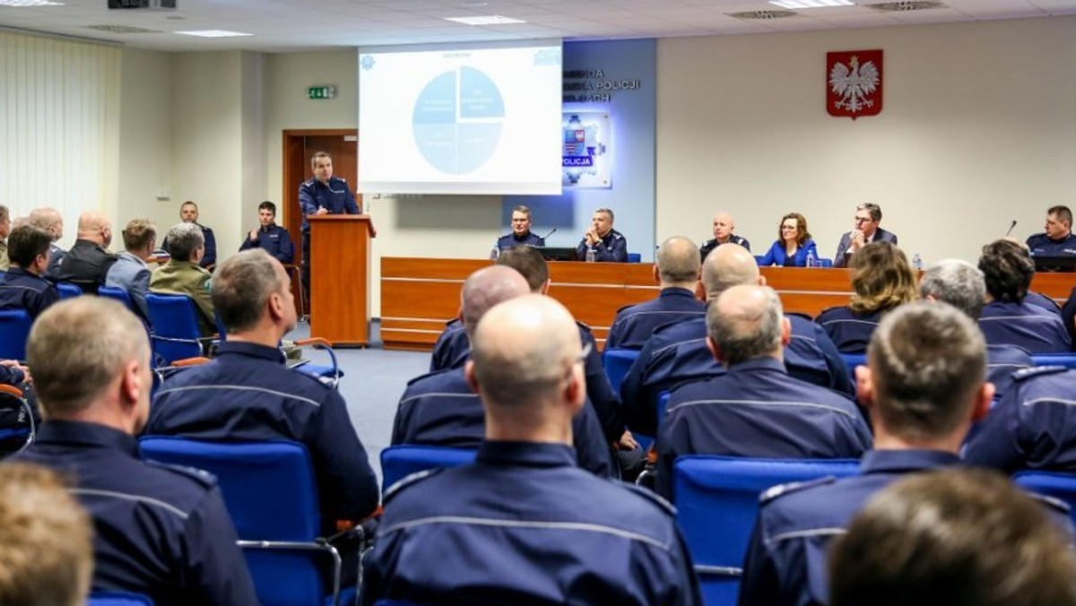 - To był kolejny dobry rok dla policji garnizonu świętokrzyskiego – stwierdził podczas dzisiejszej odprawy podsumowującej 2017 rok komendant główny policji nadinsp. Jarosław Szymczyk. Z danych zaprezentowanych przez funkcjonariuszy jasno wynika, że w regionie odnotowano mniej kradzieży, włamań i rozbojów. Niestety doszło do ponad 1200 wypadków, w których zginęło prawie 120 osób.