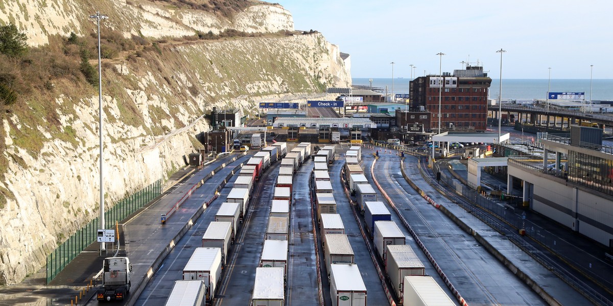 Zamieszanie w pierwszych dniach po brexicie jest ogromne. Ciężarówki stoją w wielkich korkach na granicy. Odbija się to już na brytyjskiej gospodarce. Gorsze dane przychodzą jednak też z Niemiec i Francji.