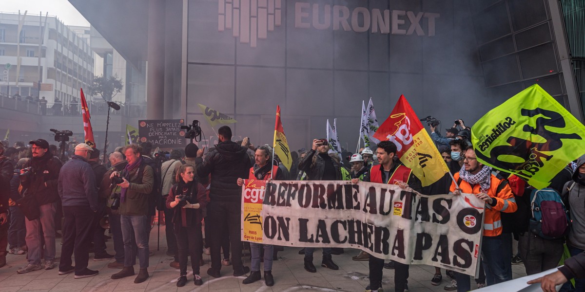 Francja. Protestujący przeciwko reformie emerytalnej wdarli się do gmachu giełdy