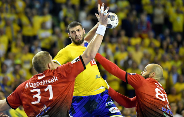 Zawodnik drużyny Łomża Vive Kielce Branko Vujovic (C) oraz Blaz Blagotinsek (L) i Adrian Sipos (P) z Telekom Veszprem podczas meczu 2. kolejki Ligi Mistrzów piłkarzy ręcznych w Kielcach