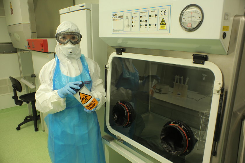 W laboratorium BSL-3 obowiązują zabezpieczenia i dla pracujących we wnętrzu, i dla świata zewnętrznego