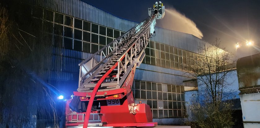 Ogromny pożar fabryki w Koninie. Kłęby toksycznego dymu nad miastem. Do akcji skierowano wszystkie siły