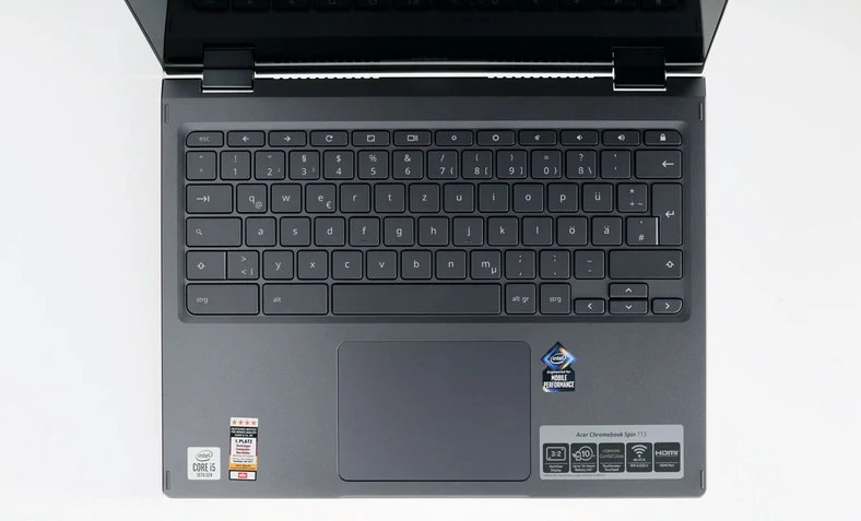 Gładzik jest dość mały, ale za to klawiatura ma dobry punkt nacisku oraz typowe dla Chrome OS klawisze specjalne w górnym rzędzie