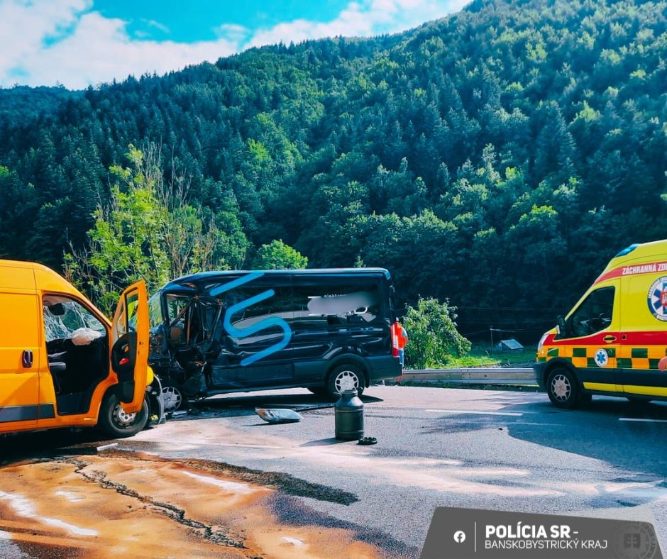 Čelnú zrážku dodávok neprežil jeden človek.