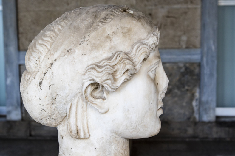 Wyrzeźbiona w marmurze głowa ateńskiej kobiety