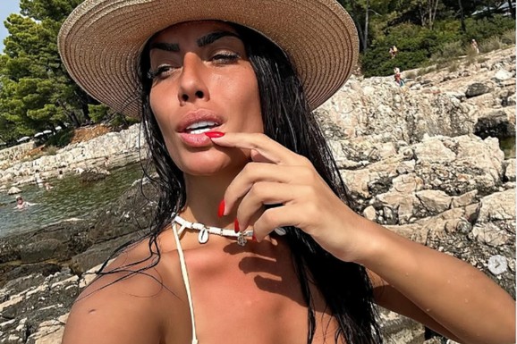 "KUPILA SAM CELU ULICU" Pevačica ima luks stan, vilu, a sad gradi privatno jezero - Ljudi besni: "Da li plaćaš porez?"