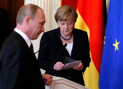 Paweł Kowal krytykuje wizytę Merkel w Moskwie. "Niejasne sygnały"