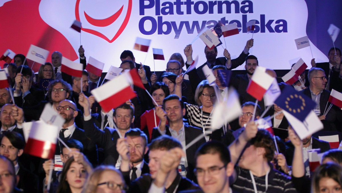 - PiS jak nikt inny potrafi dzielić Polaków. Nie dajmy się. Naszym zadaniem jest obrona polskiej demokracji przed zapędami Jarosława Kaczyńskiego - powiedziała Hanna Gronkiewicz-Waltz, otwierając konwencję Platformy Obywatelskiej. Podczas spotkania przedstawiono nowego szefa partii. Został nim Grzegorz Schetyna.