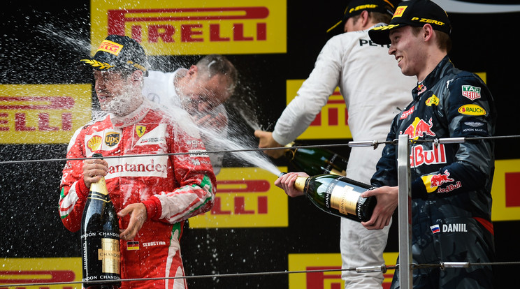Itt még közösen pezsgőzött a dobogón Vettel (balra) és Kvjat /Fotó: AFP