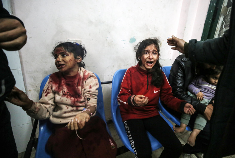 Palestyńskie dzieci po nalotach w Gazie. 2024 r.
