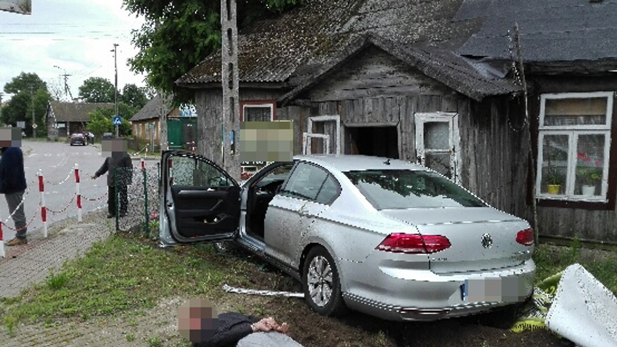 Funkcjonariusze podlaskiej straży granicznej uczestniczyli dzisiaj w pościgu za Volkswagenem, którym usiłował zbiec przemytnik wyrobów tytoniowych. Pościg zakończył się na ścianie prywatnego budynku, w który uderzył VW Passat.