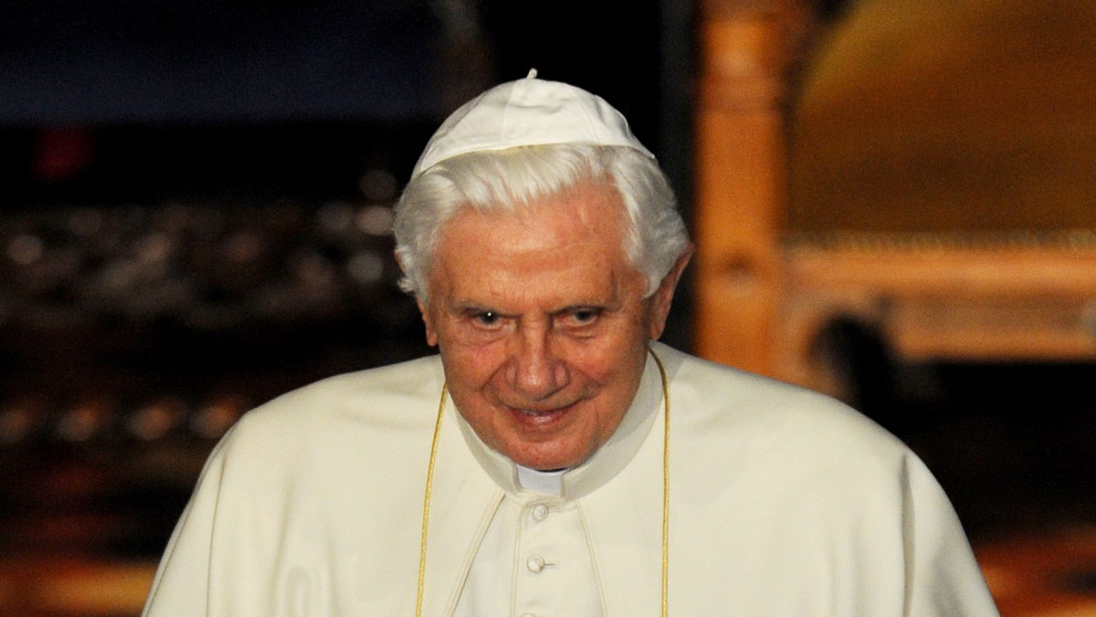 Benedykt XVI wezwał wspólnotę międzynarodową, by dołożyła wszelkich starań na rzecz pokoju i sprawiedliwości w Ziemi Świętej. Podczas mszy w Watykanie rano papież zainaugurował pierwszy w dziejach Kościoła Synod Biskupów dla Bliskiego Wschodu.