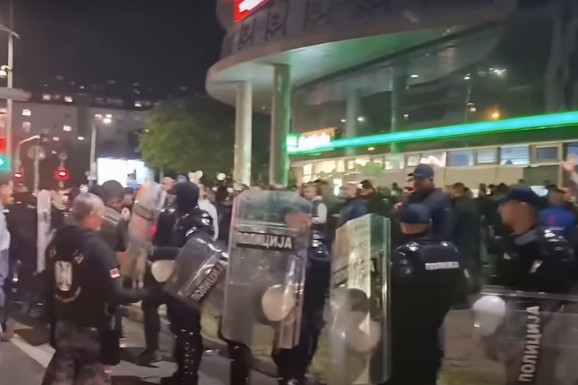Napeto u Novom Sadu: Policija razdvaja dve grupe, demonstranti na poziv zborova došli zbog otvaranja Međunarodnog poljoprivrednog sajma (VIDEO)