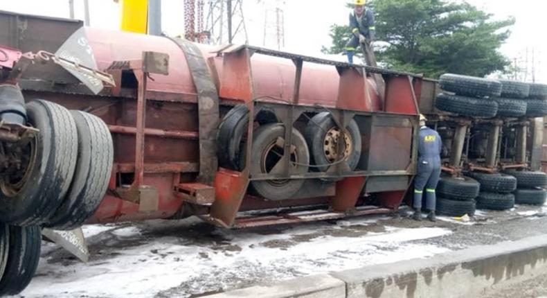 The petrol tanker fell and spilled its content [LASEMA]