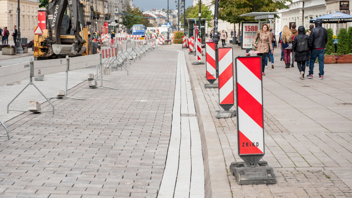 Ułożona została już nowa nawierzchnia z kamiennych bloków, a zatoki autobusowe mają nową kostkę granitową. Kończy się remont Krakowskiego Przedmieścia w Warszawie. Jeżeli planów nie pokrzyżuje pogoda, ulica zostania otwarta dla ruchu 2 października.