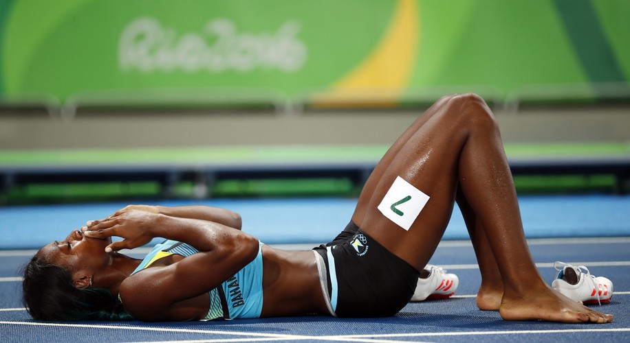 Shaunae Miller rzuciła się na bieżnię. Dzięki temu została mistrzynią olimpijską w biegu na 400 m