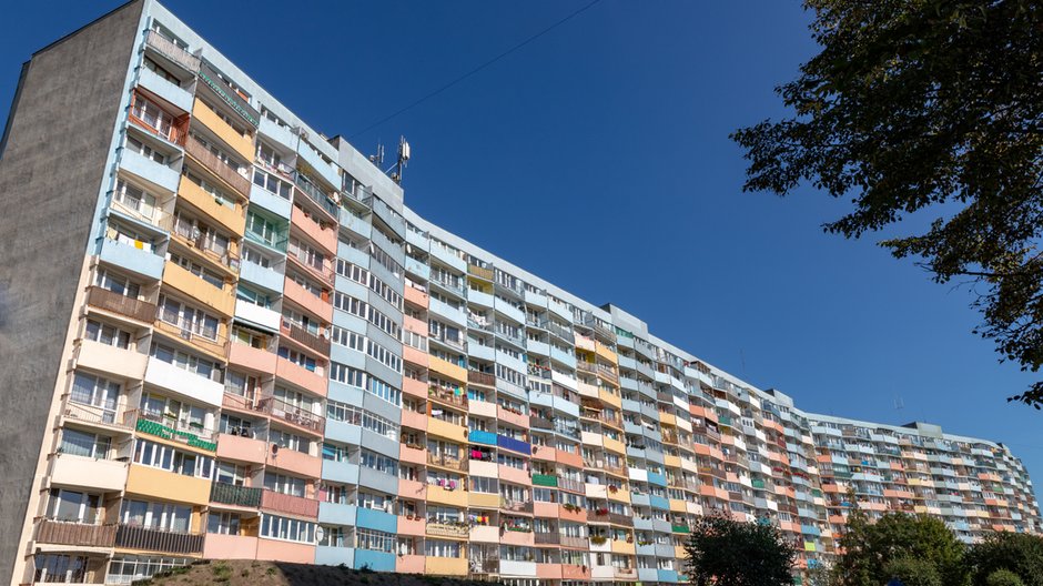 Kobieta w złości wyrzuciła przez balkon 200 tys. zł - oszczędności męża