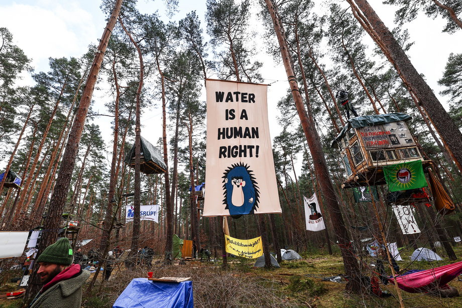 Protest przeciwko planom wycięcia lasu w celu rozbudowy fabryki Tesli w Gruenheide koło Berlina. Niemcy, 5 marca 2024 r.
