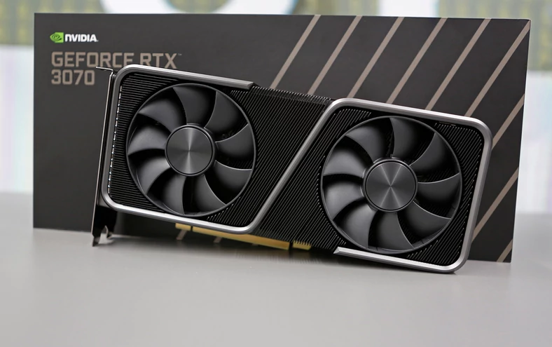 Nvidia GeForce RTX 3070 FE – karta wyglądem mocno nawiązuje do RTX 3080, choć w tym przypadku umieszczenie drugiego wentylatora jest bardziej klasyczne