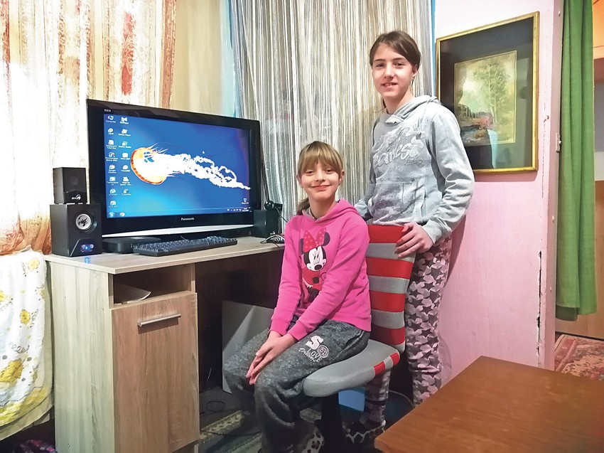 Nina i Mia sada imaju na čemu da uče, tako da lako ređaju petice.