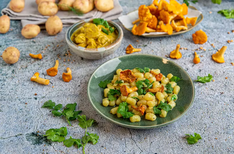 Kopytka z kurczakiem w sosie żółte curry