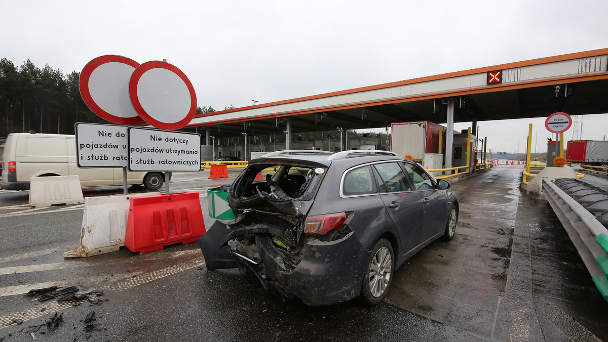 Nietrzeźwy kierowca ciężarówki najechał na auta stojące w kolejce przed Punktem Poboru Opłat Żdżary na autostradzie A2 w kierunku Warszawy. Uszkodzone zostały cztery auta osobowe i samochód dostawczy, pięć osób trafiło do szpitala. W internecie pojawiło się nagranie zdarzenia.