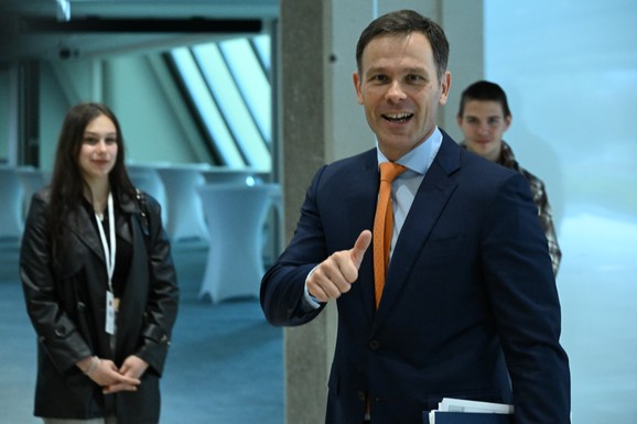 SRBIJA PRESKOČILA EX-YU KOMŠIJE Siniša Mali uporedio najnovije plate u regionu: Evo koliko sada "bežimo" Crnoj Gori, BiH i Makedoniji