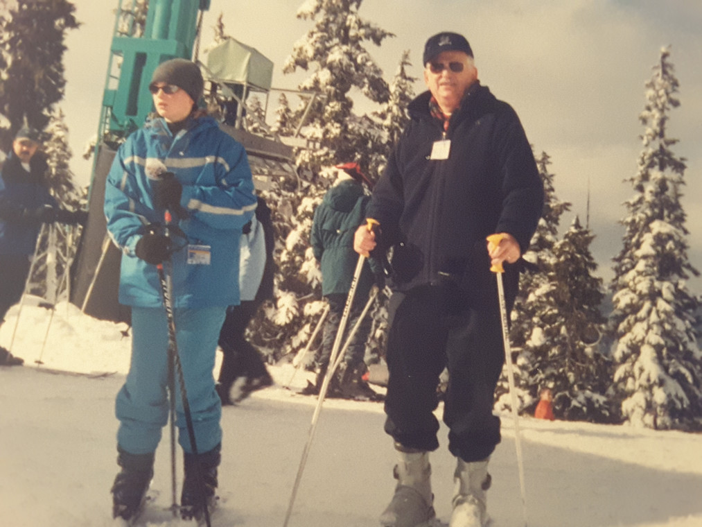 Leszek z wnuczką na nartach