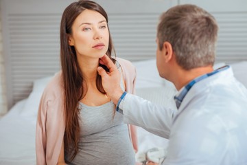 Csomók és dudorok a nyakon: ekkor jelezhetnek pajzsmirigyrákot