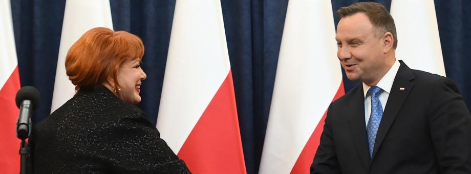 Andrzej Duda podziękował przy tym prezydentowi USA Donaldowi Trumpowi, który obiecał, że Polska zostanie przyjęta do programu ruchu bezwizowego do końca jego pierwszej kadencji, a także ambasador USA w Polsce Georgette Mosbacher.