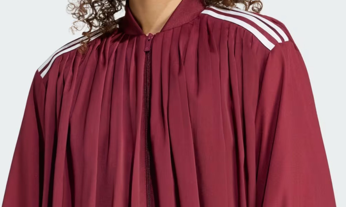 Ta burgundowa bluza Adidas to prawdziwa perełka na jesień! Piękny krój, kolor hipnotyzuje