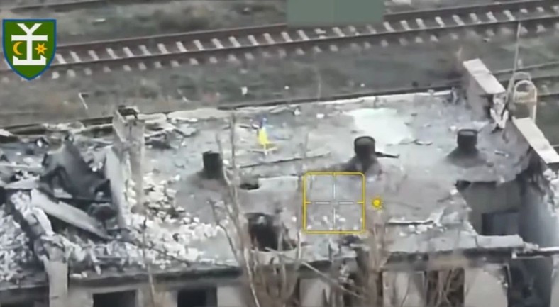 Dworzec w Siewiersku z zainstalowaną przy użyciu dronów flagą Ukrainy