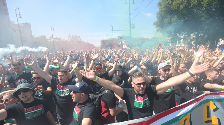 Óriási tömeg, skandáló szurkolók, fergeteges hangulat: hamarosan kezdődik a magyar-portugál meccs / Fotó: Varga Imre