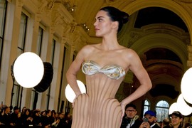 Korset preko pola tela i plašt do poda: Kendal Džener u teatralnoj haljini izdominirala na Nedelji visoke mode u Parizu