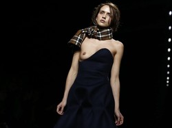 Czy tak będą wyglądać ulice jesienią? Półnagie modelki na tygodniu mody w Paryżu