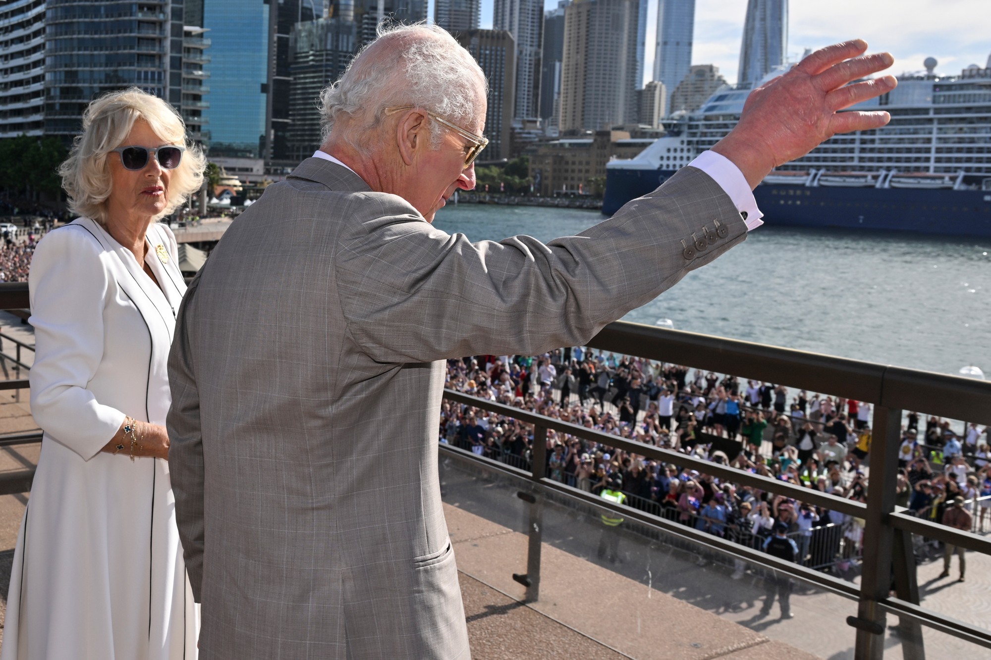 Britský kráľ Karol III. a kráľovná Camilla v Sydney.
