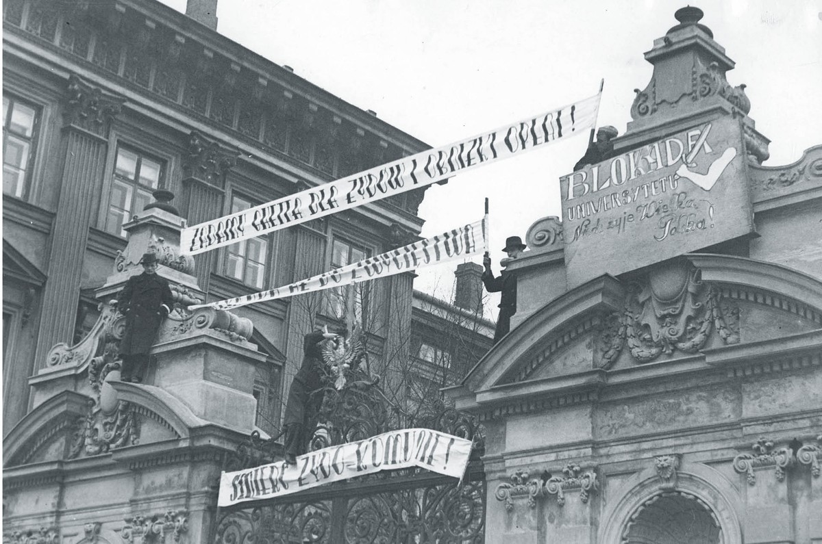 Studenci zawieszający antyżydowskie transparenty na bramie Uniwersytetu Warszawskiego. Listopad 1936 r.