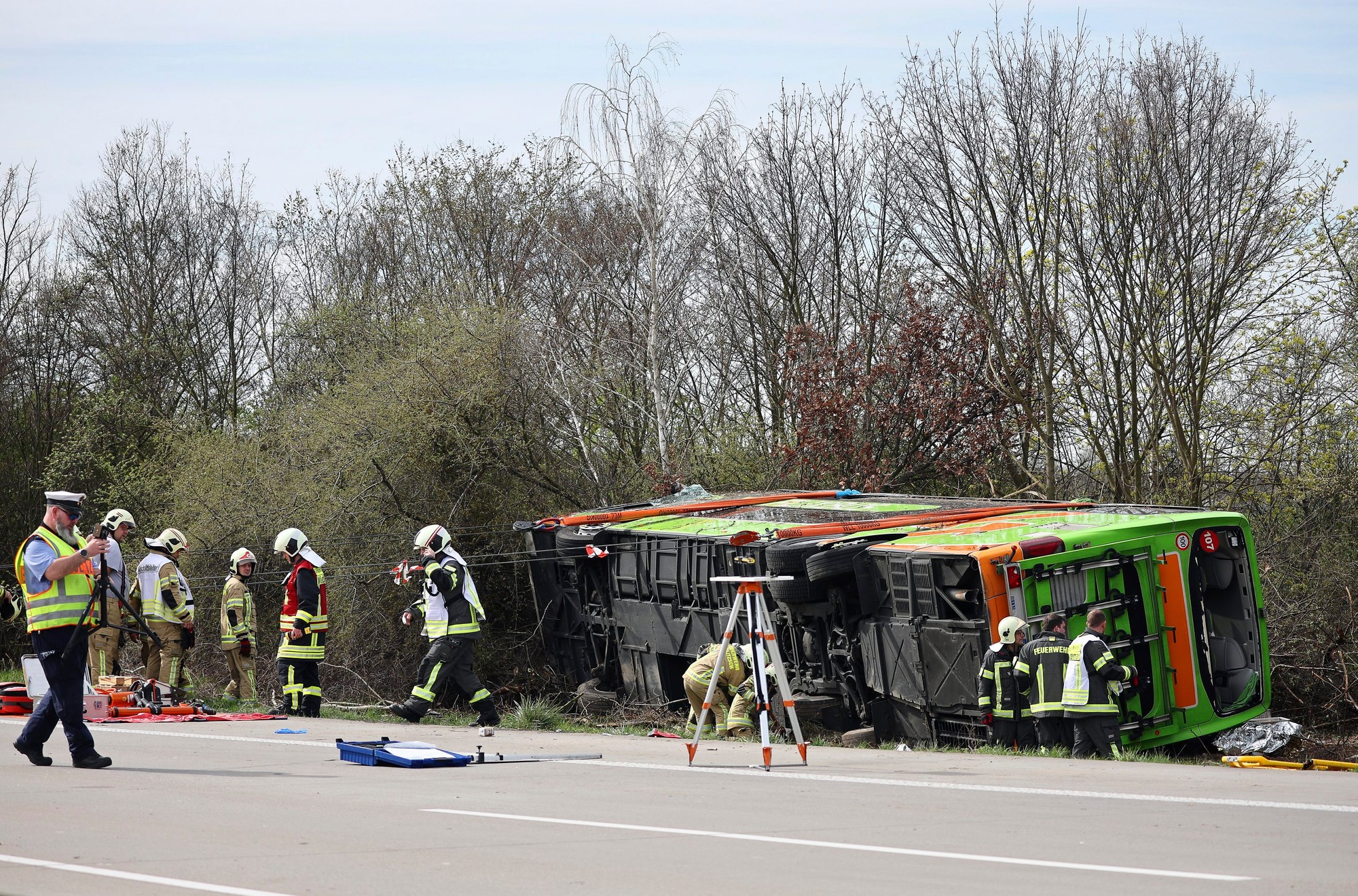 Diaľkový autobus zišiel z diaľnice a prevrátil sa na bok.