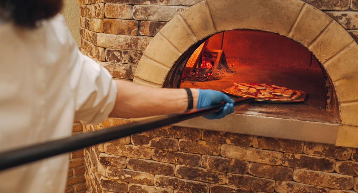 Polski raper otwiera pizzerię. "Lokal jest mały, w środku nie zjesz"