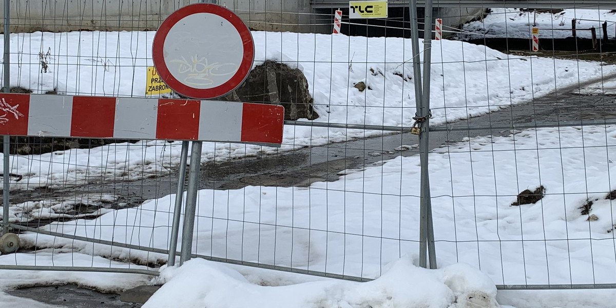 Wrocław. Nowy Dwór. Chłopiec wpadł do dziury pełnej lodowatego błota!