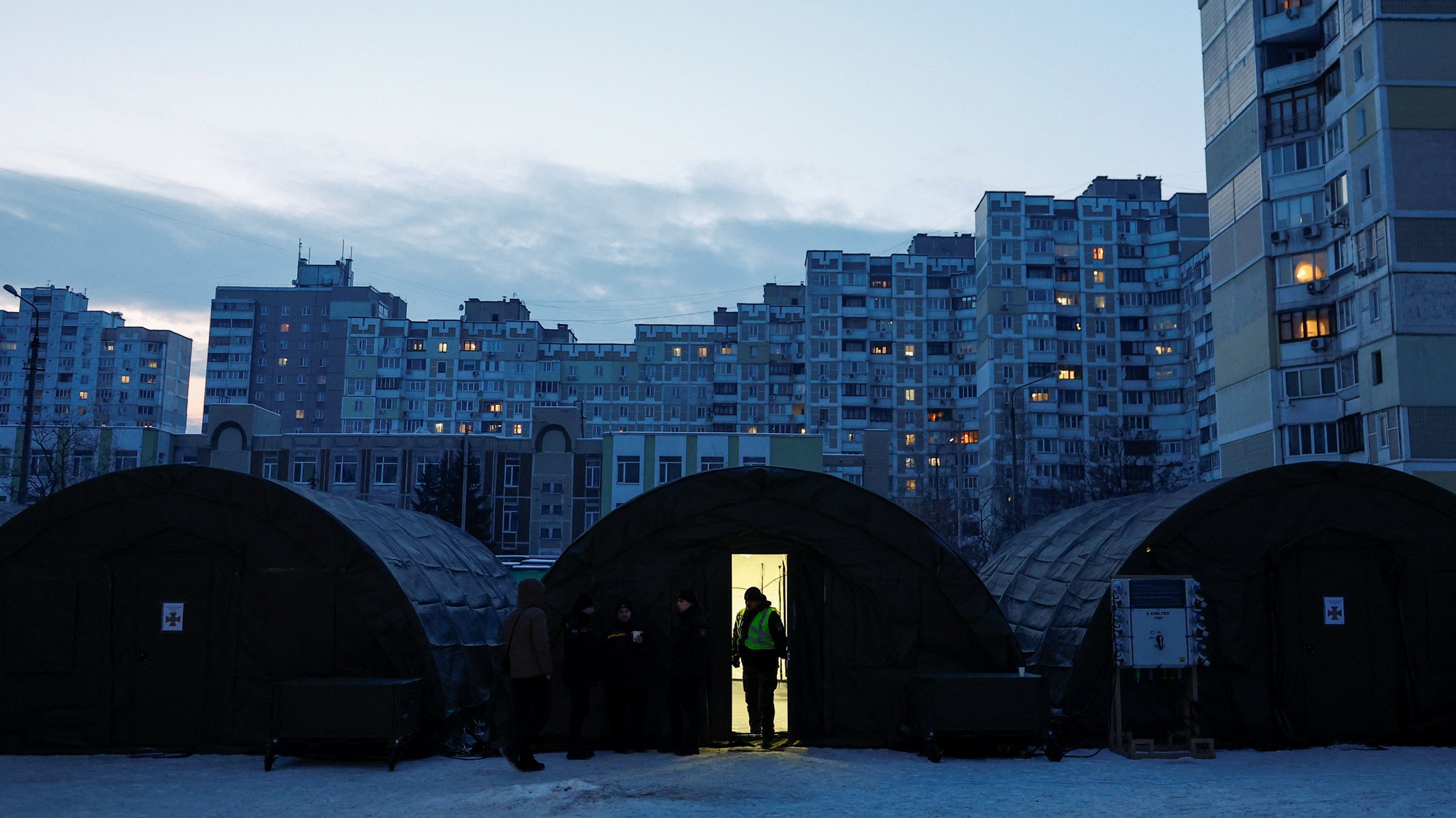 Stany na jednom z kyjevských sídlisk, kde sa ľudia môžu prísť zohriať. Ilustračné foto.