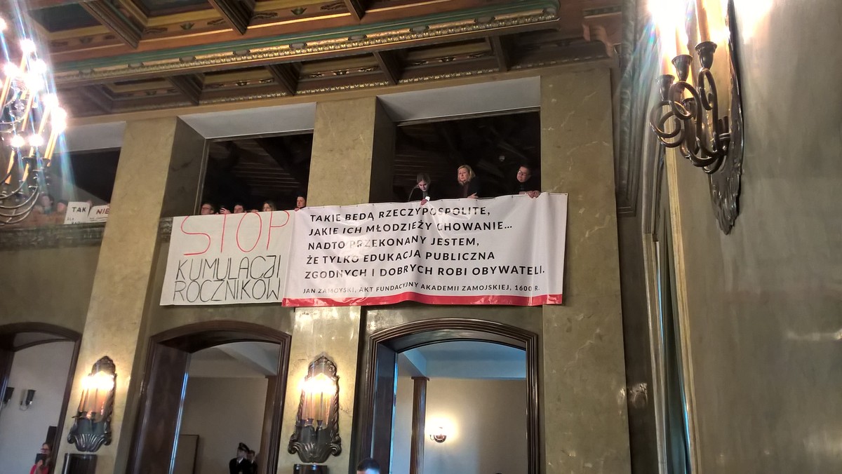 Część krakowskich rodziców protestuje przeciwko planom wprowadzenia reformy edukacji. Mieszkańcy skupieni wokół Forum Rady Rodziców skierowali w tej sprawie pismo do Najwyższej Izby Kontroli. Domagają się podjęcia jej działań. Tymczasem w środę odbędzie się nadzwyczajna sesja rady miasta. Radni chcą przyjąć rezolucję skierowaną do ministerstwa edukacji. Dokument ma być sprzeciwem krakowskich rajców przeciwko rządowym planom związanym ze zmianami w oświacie.